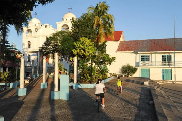 Place et église à Flores — Photo