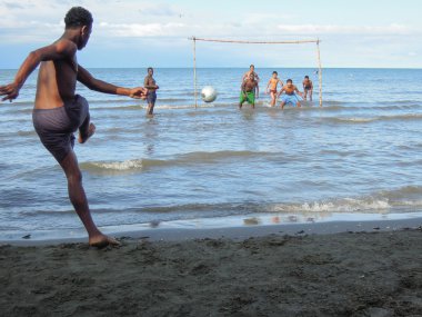 Futbol oynayan çocuklar