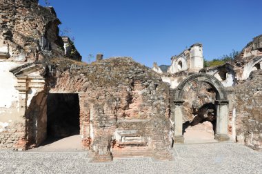 yol kalıntıları içinde