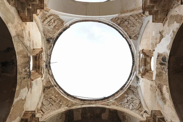 Finestra in rovina della cattedrale — Foto Stock