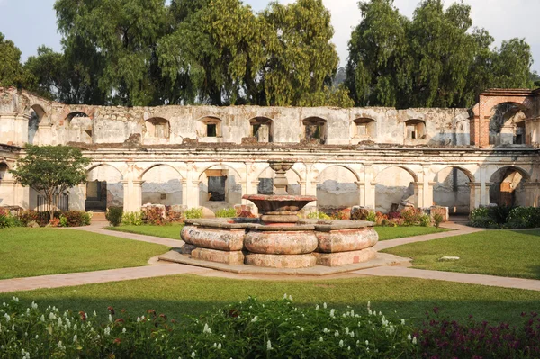 Ερείπια της Μονής της Σάντα Κλάρα στην Αντίγκουα — Φωτογραφία Αρχείου