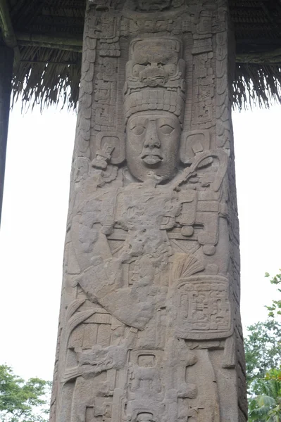 Stenen beeldhouwwerk Maya site — Stockfoto