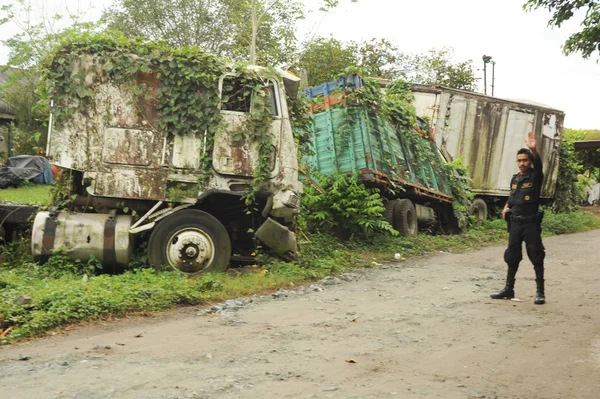 Choque de camiones abandonados y vagón de tren — Foto de Stock