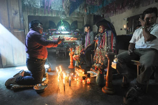 Maya shaman with the divinity of Maximon — Stock Photo, Image