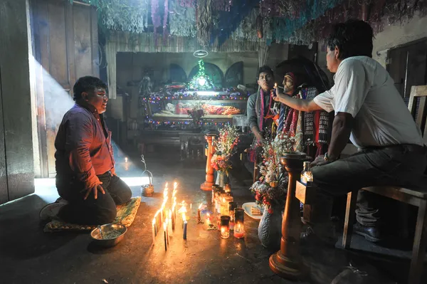 Chaman Maya avec la divinité de Maximon — Photo