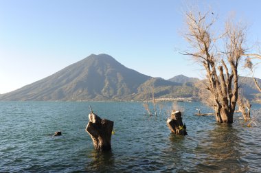 Lake atitlan ile vulcano san pedro