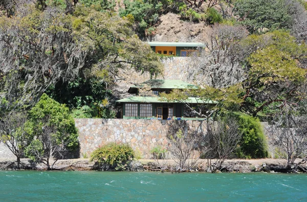 บ้านบนทะเลสาบ Atitlan — ภาพถ่ายสต็อก