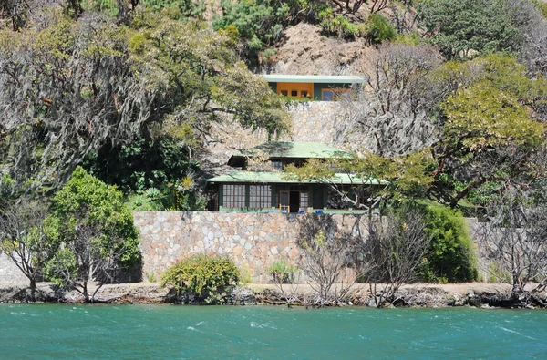 Dům na jezero atitlan — Stock fotografie