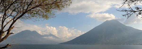 See atitlan mit vulkan san pedro — Stockfoto