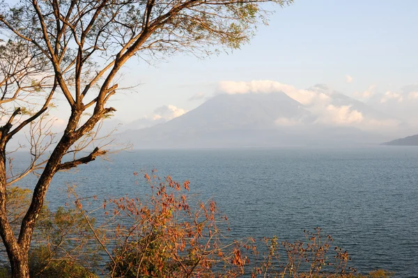 Lac Atitlan avec volcan San Pedro — Photo