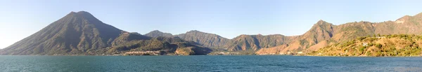 Lago Atitlán con volcán San Pedro — Foto de Stock