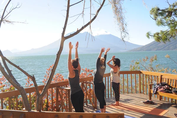 Niñas practicando yoga — Foto de Stock