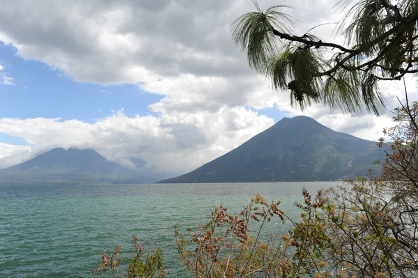 Lago Atitlan con vulcano — Foto Stock