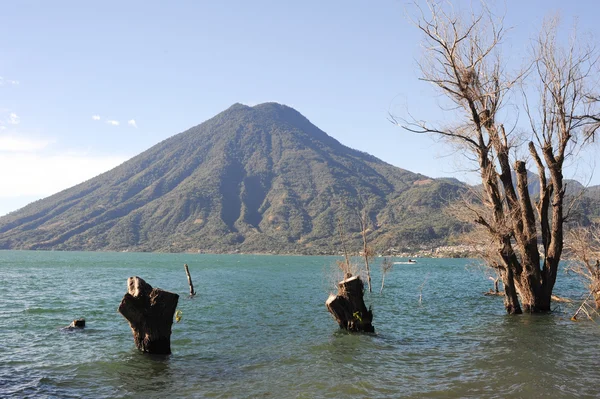 Atitlan see mit vulkan san pedro — Stockfoto