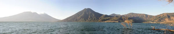 Lago Atitlán con volcán San Pedro — Foto de Stock