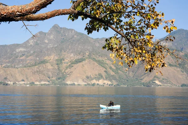 Mayan indigenous fishing on his canoe at San Pedro — Stock Photo, Image