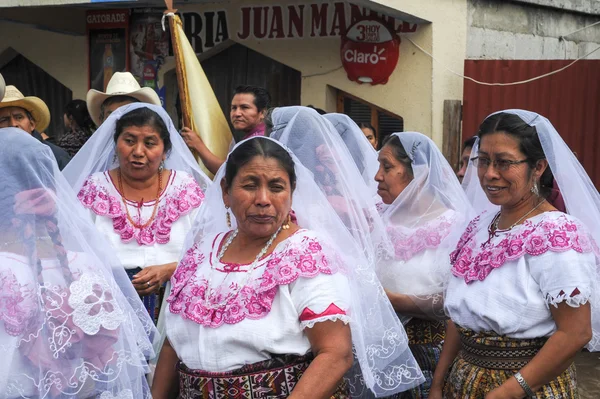 Mayan indigenous waiting for the arrival of the bishop — Stock Photo, Image