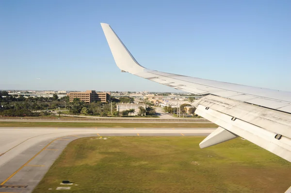 Flygplanslandning på flygplatsen — Stockfoto