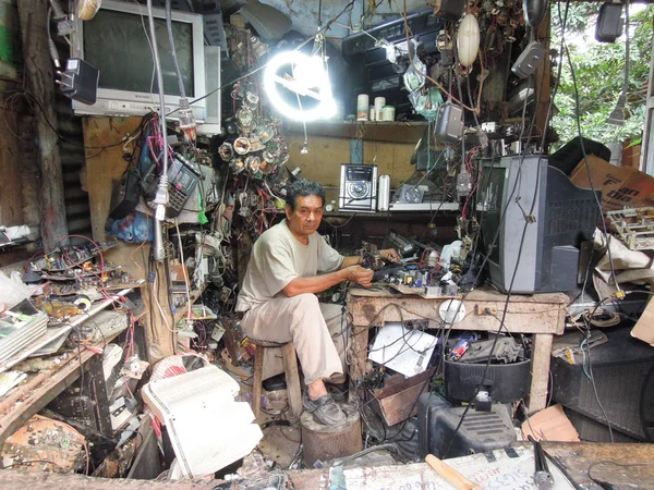 Reparador de electrodomésticos en su taller en Sayaxche — Foto de Stock
