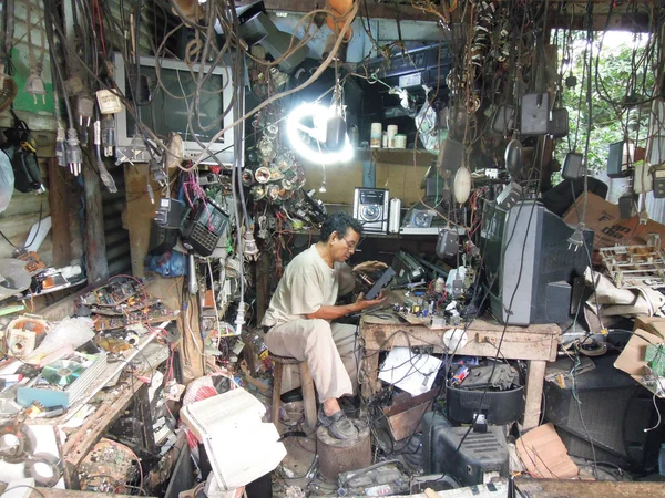 Réparateur d'appareils électroménagers sur son atelier de Sayaxche — Photo
