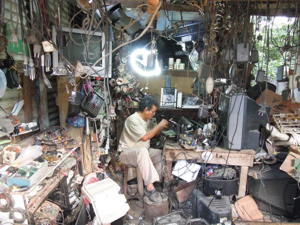 Reparador de electrodomésticos en su taller en Sayaxche — Foto de Stock