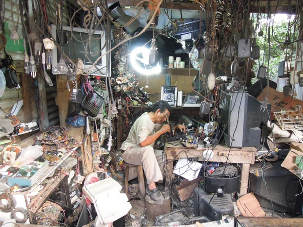 Réparateur d'appareils électroménagers sur son atelier de Sayaxche — Photo