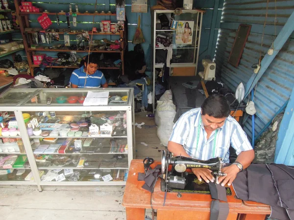 Twee kleermakers op de werkplaats in Sayaxche in Guatemala — Stockfoto