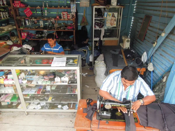 Dwóch krawców na warsztatach w Sayaxche na Gwatemali — Zdjęcie stockowe