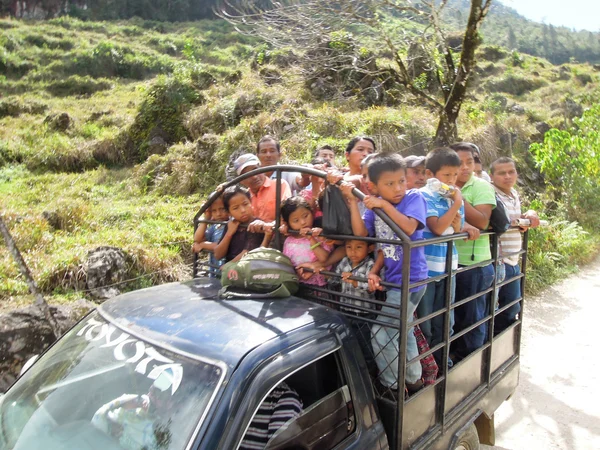 Camión lleno de gente en un camino de montaña de tierra cerca de Lanquin, Guate — Foto de Stock