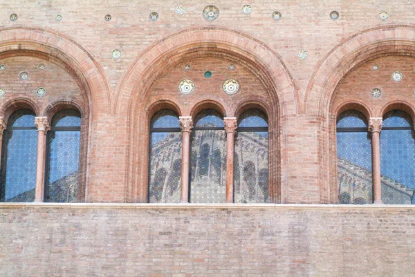 Janelas do palácio episcopal em Parma — Fotografia de Stock