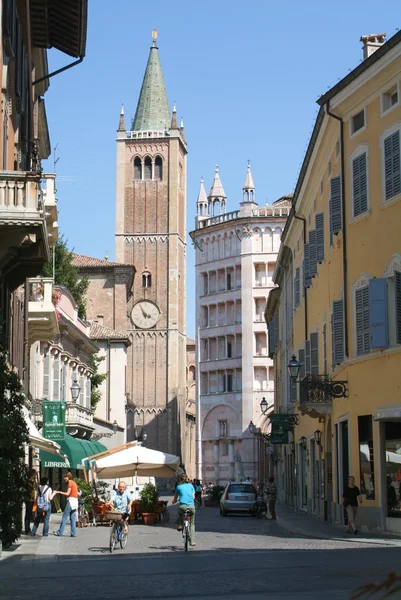 Kathedraal en de Baptisterium van Bourbon-parma — Stockfoto