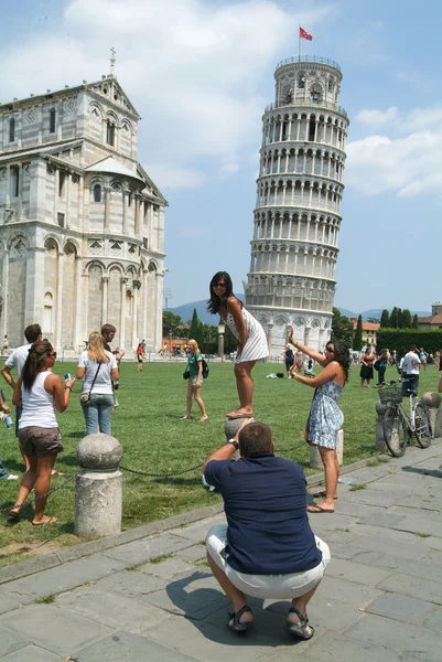 Piza, İtalya, 18 Temmuz 2006: leaning tower gelen turist bir — Stok fotoğraf
