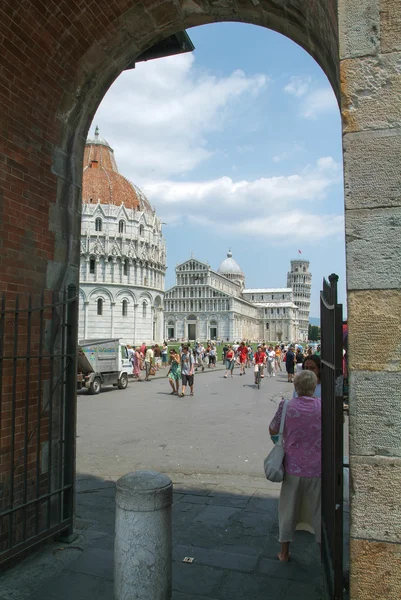 Pisa, Itálie, 18 července 2006: turistů, kteří navštíví šikmou věž — Stock fotografie