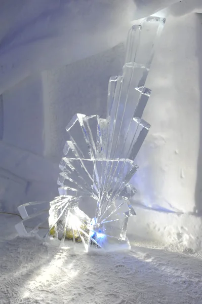 Estatua de hielo en un iglú en los Alpes suizos — Foto de Stock