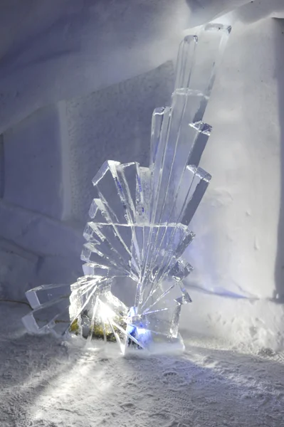 Statue de glace dans un Igloo sur les Alpes suisses — Photo