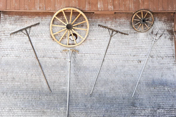 Инструменты на стене фермы в Энгельберге — стоковое фото
