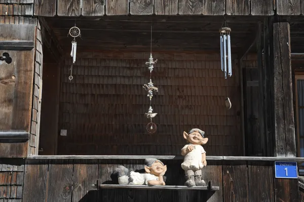 Statyer och glockenspiel på en chalet — Stockfoto