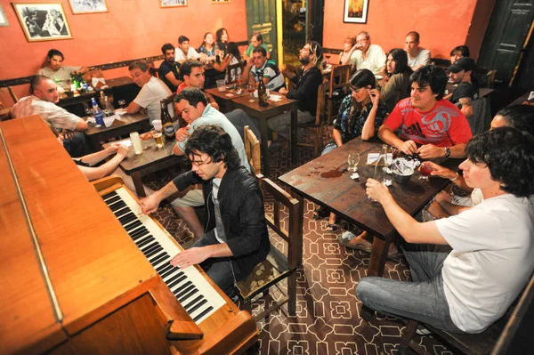 Gente escuchando música — Foto de Stock