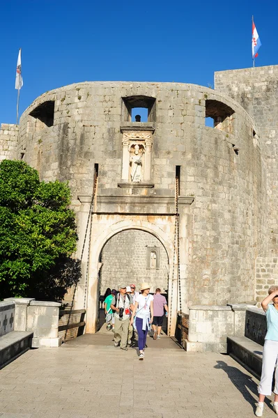 Turister som förs in från ytterdörren citadelen av dubrovnik i — Stockfoto