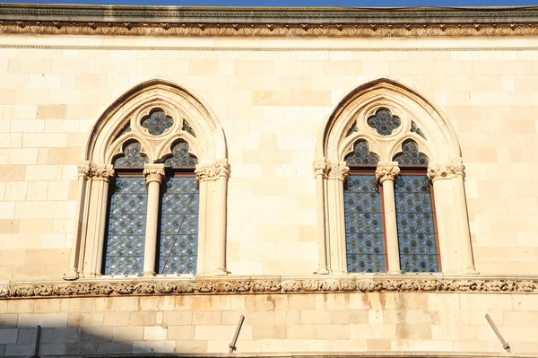 Fenster des Rektorenpalastes in Dubrovnik — Stockfoto