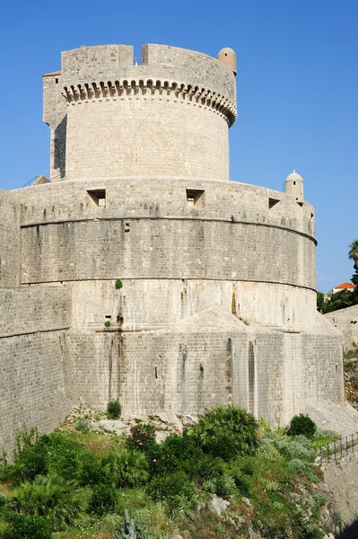 Городские стены старого города в Дубровнике — стоковое фото