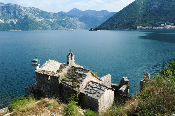 Eglise sur la côte de la baie de Kotor — Photo