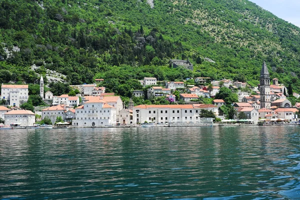 Byn perast på fjärden av kotor — Stockfoto