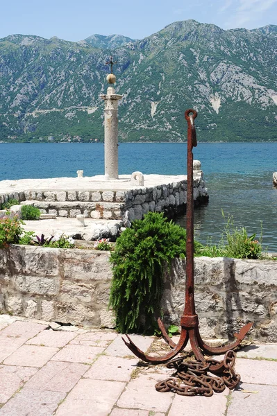 Doca de Senhora da ilha de rocha na baía de Kotor — Fotografia de Stock