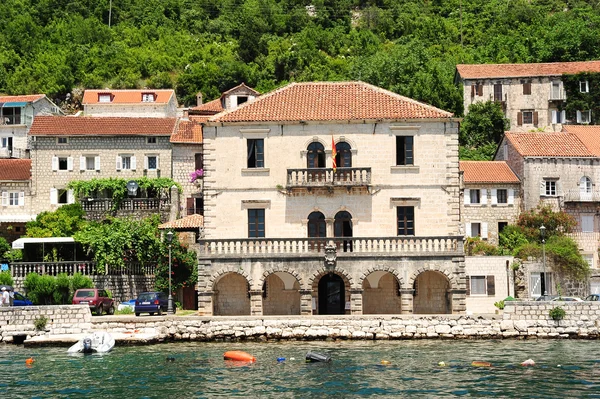 Byn perast på fjärden av kotor — Stockfoto