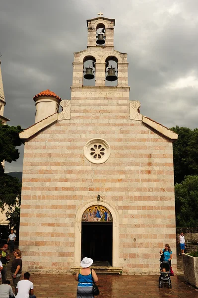 Les gens devant l'église Trinity sur la citadelle de Budva — Photo