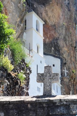 danilovgrad yakınındaki ostrog Manastırı