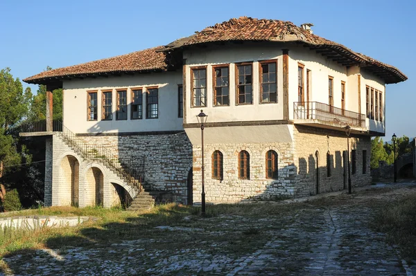 Oud huis op de citadel van kala in berat — Stockfoto