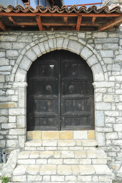 ベラト上カラの城砦の家の正面玄関 — ストック写真