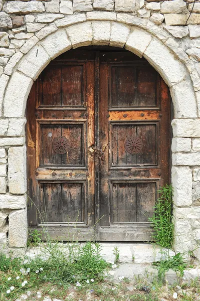 A porta da frente de uma casa na cidadela de Kala sobre Berat — Fotografia de Stock